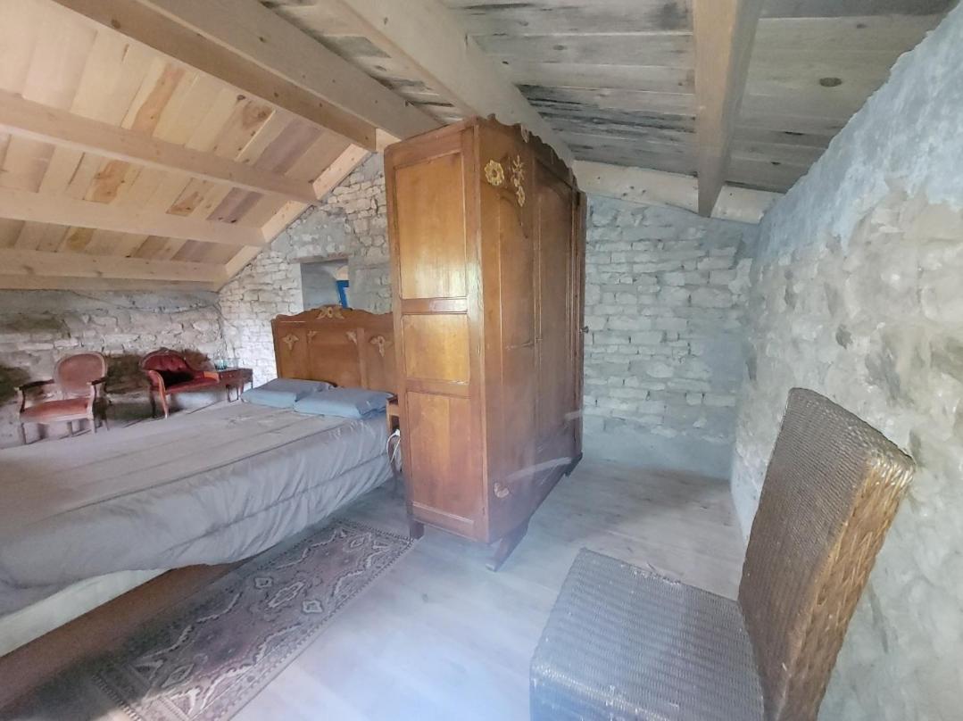 Nuit Insolite, Chambre Au Dessus D'Une Etable La Chapelle-Themer Eksteriør bilde