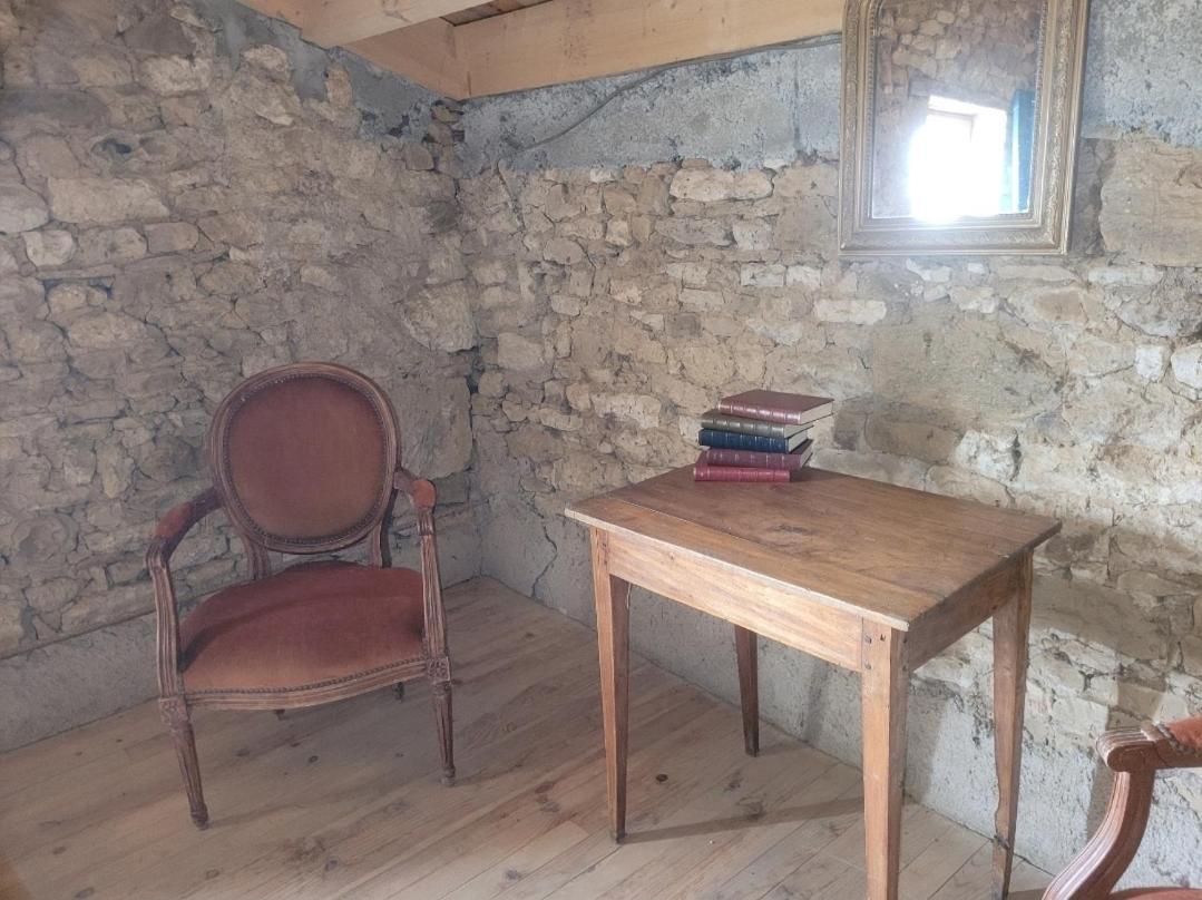 Nuit Insolite, Chambre Au Dessus D'Une Etable La Chapelle-Themer Eksteriør bilde